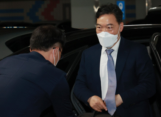 김오수 검찰총장 후보자가 31일 오전 인사청문회 준비단 사무실이 마련된 서초구 서울고등검찰청으로 출근하고 있다.  연합뉴스